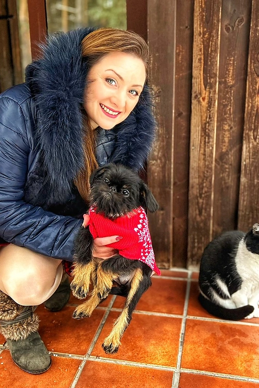 Diana Gaičiūnaitė-Dirmė su belgų grifone Winona ir kate Joga / as