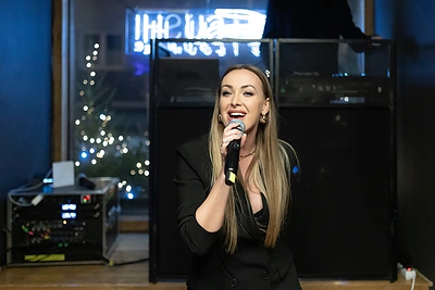 Dainininkė Baiba Skurstenė – Serdiukė / „SUSHI Lounge“ nuotr.