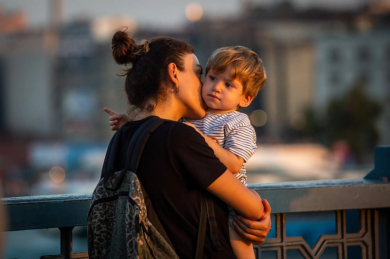 Mama su vaiku / Huseyin Akuzum / Unsplash nuotr.