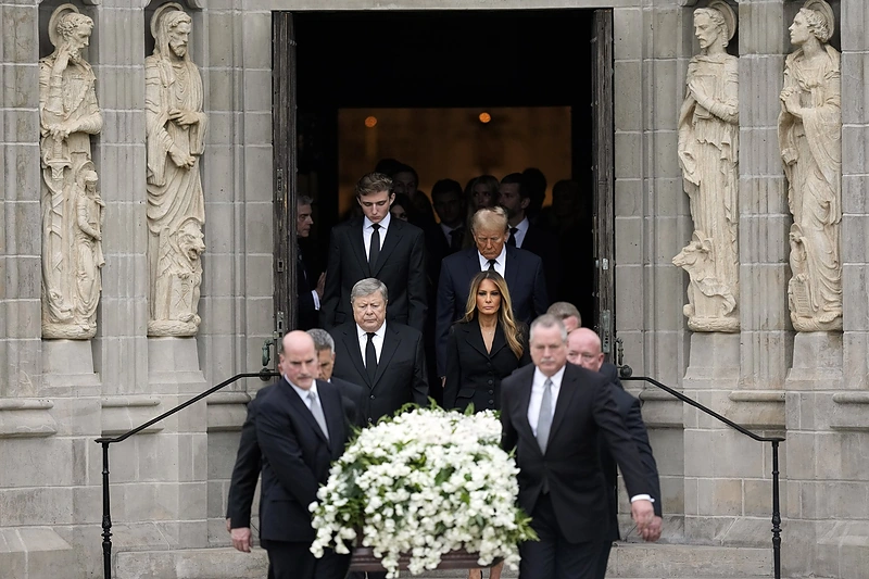 Barronas Trumpas, Donaldas Trumpas, Viktoras Knavsas ir Melania Trump / „Scanpix“/AP nuotr.