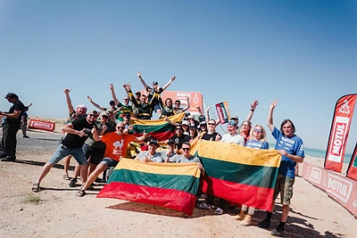 Emilija ir Arūnas Gelažninkai Dakaro finiše / Rentway Dakar Team nuotr.