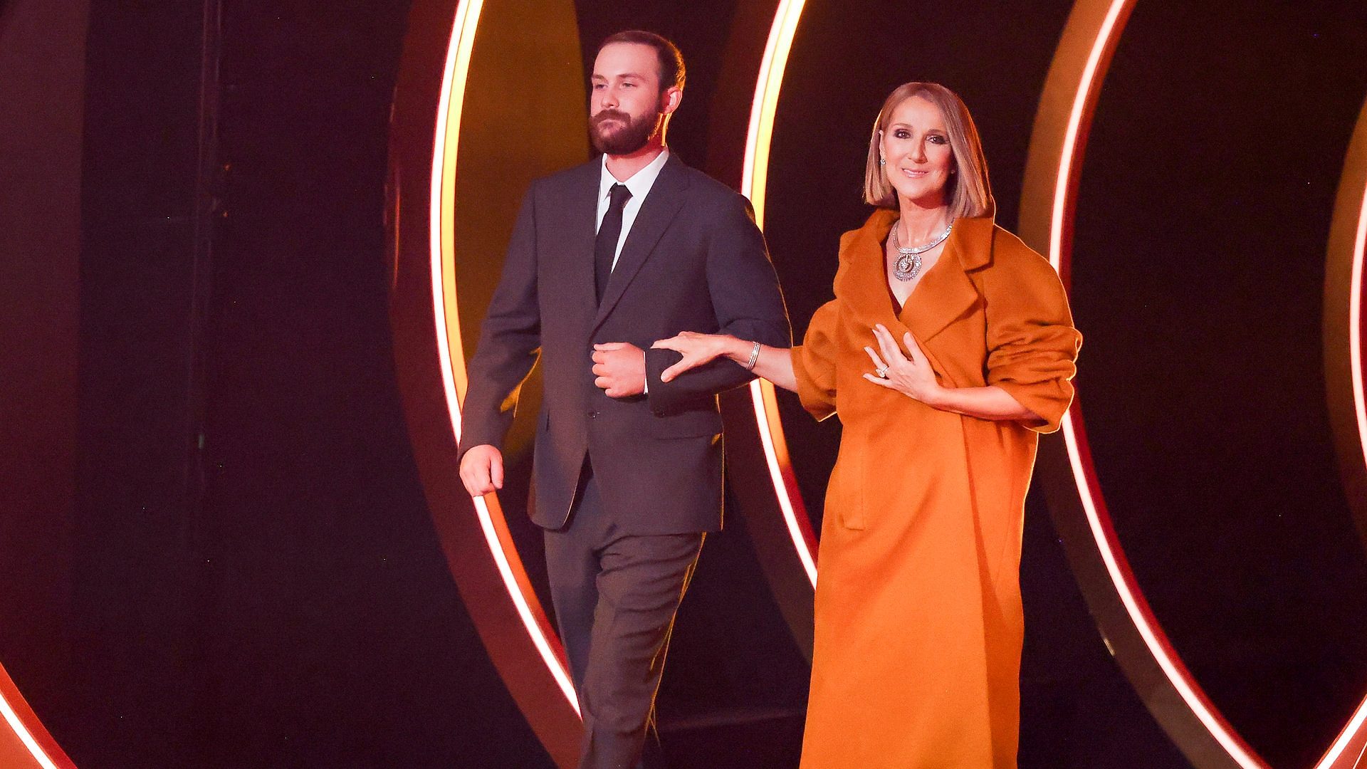 Vyriausias sūnus atlydėjo sunkios negalios kamuojamą dainininkę į „Grammy“ sceną paskelbti vieno pagrindinių apdovanojimų – už geriausią metų albumą – laimėtojo / Getty nuotrauka