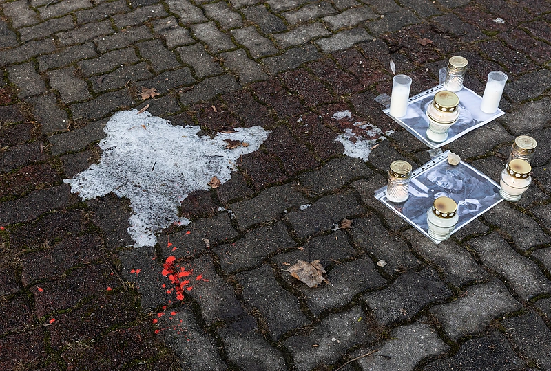 A. Navalnui skirtos žvakės prie Rusijos ambasados / Pauliaus Peleckio / BNS nuotr.