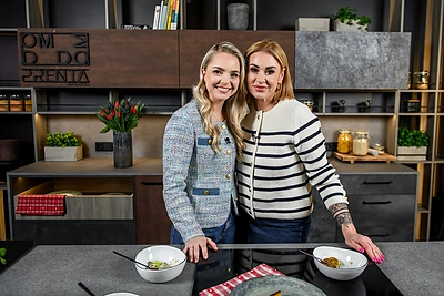 Vismantė Benkunskienė televizijos laidoje gamina patiekalą / Tomo Petrovskio nuotr.