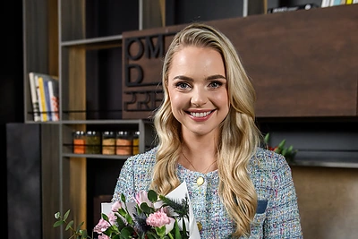 Vismantė Benkunskienė televizijos laidoje gamina patiekalą / Tomo Petrovskio nuotr.