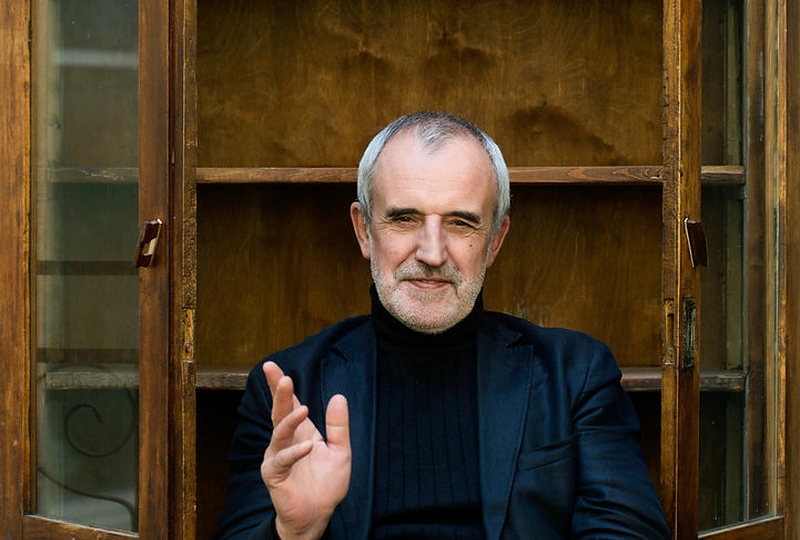 „Kai pasiekė žinia apie ligą, supratau, kad nekovosiu. Nes vis tiek pralaimėsiu. Tik stengiuosi nepasiduoti. Tad taip ir gyvenu – nepasiduodamas, atidėliodamas, atstumdamas ją – mirtį, todėl dirbu“, – sakė Rimas Tuminas / Valstybinio Vilniaus mažojo teatro archyvo (Dmitrijaus Matvejevo) nuotrauka