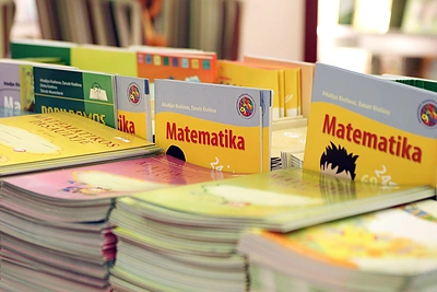 Naujų išbandymų mokslo metai: trūksta vadovėlių ar pinigų jiems?