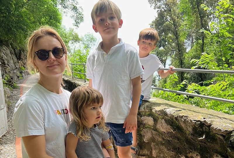 Eglė Karmazienė su šeima / „Mybė“ nuotr.