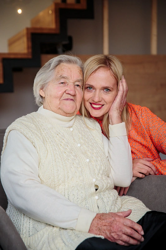 Živilė su močiute / Mindaugo Mikuleno nuotr.