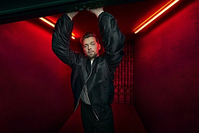 Jurijus Veklenko pristato dainą „Tarp nakties šviesų“: joje – balansas tarp liūdesio ir pozityvumo