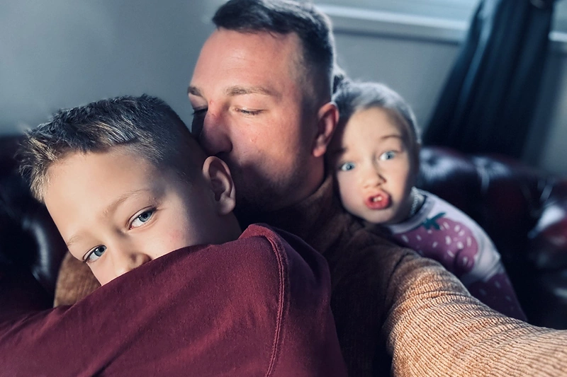 Karolis Akulavičius su vaikais / Asmeninio albumo nuotr.