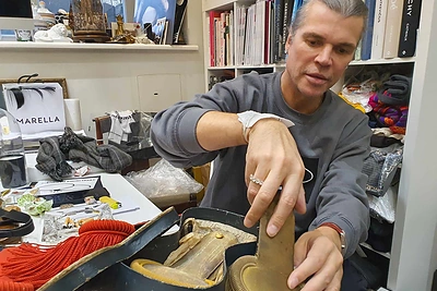 Juozas Statkevičius rodo generolo personažo antpečius / LNDT nuotr.