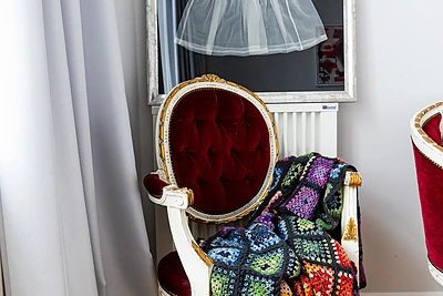 Krėslas atkeliavo iš Švedijos. Ant sienos – įrėminta vaikystę menanti Snaigės suknelė, kurią Aušrai siuvo mama / Gretos Skaraitienės / BNS nuotrauka