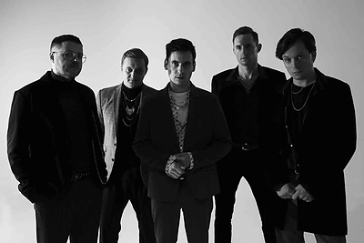 „Colours of Bubbles“ pristato dainą „Hit Me“: tai – kūrinys apie žmogišką ryšį ir ilgesį