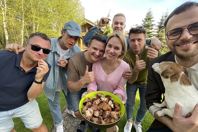 M-1 vedėjai šašlykų sezoną atidarė klausytojų kieme / M-1 nuotr.