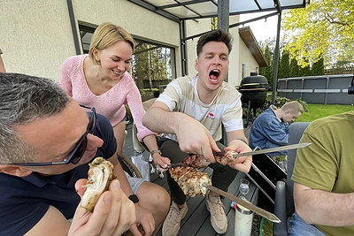 M-1 vedėjai šašlykų sezoną atidarė klausytojų kieme / M-1 nuotr.