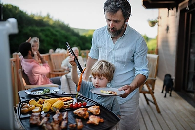 Tradiciniai grilio patiekalai ir mažos paslaptys naujiems skoniams: ką kepsime šią vasarą?