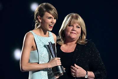 Superžvaigždės Taylor Swift tėvai Andrea ir Scottas net išsiskyrę – tvirtas dukros užnugaris