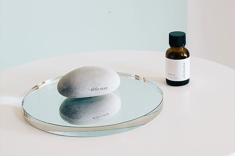 „Elemense“ kolekcijos padėkliukas „Glass Mirror“, keramikinis akmens formos difuzorius „Pottery Stone“ ir kvapnusis aliejus „Tetsukon“. / „La Civilisation“ nuotr.