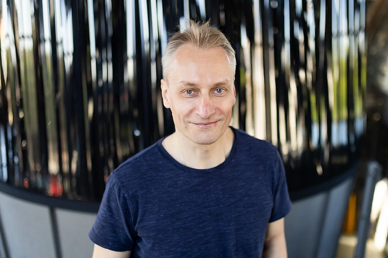 Katedros varpinėje menininkas Žilvinas Kempinas ir jo instaliacija / Gretos Skaraitienės / BNS nuotr.