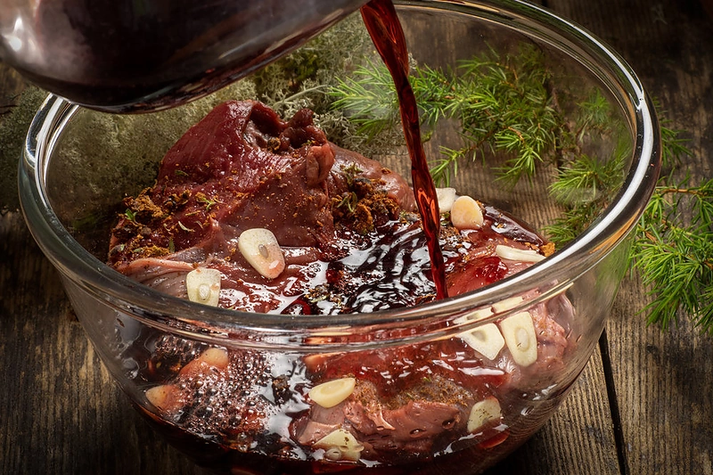 Mėsos marinavimas. / Shutterstock nuotr.