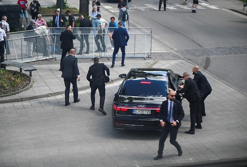 Pašautas Slovakijos premjeras Robertas Fico / „Reuters“/„Scanpix“ nuotr.