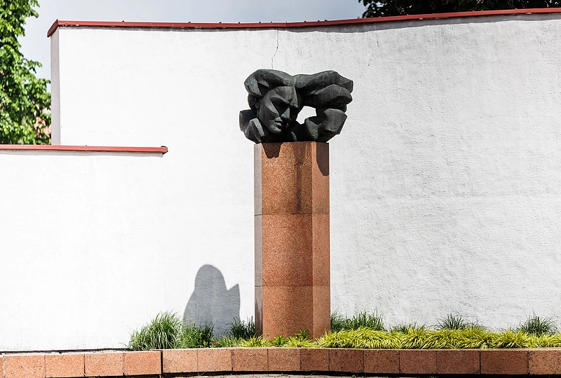 Salomėjos Nėries paminklas prie jos vardo gimnazijos / Gretos Skaraitienės / BNS nuotr.