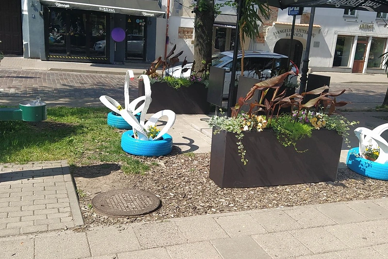 Gulbės iš padangų Vilniaus Vokiečių gatvėje / Tomo Seikalio nuotr.