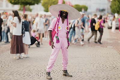 Vilniaus šaltibarščių festivalio karaliumi už geriausią kostiumą apdovanotas sostinėje gyvenantis komikas iš Malaizijos Shrivatsn / „Ahoy“ nuotr.