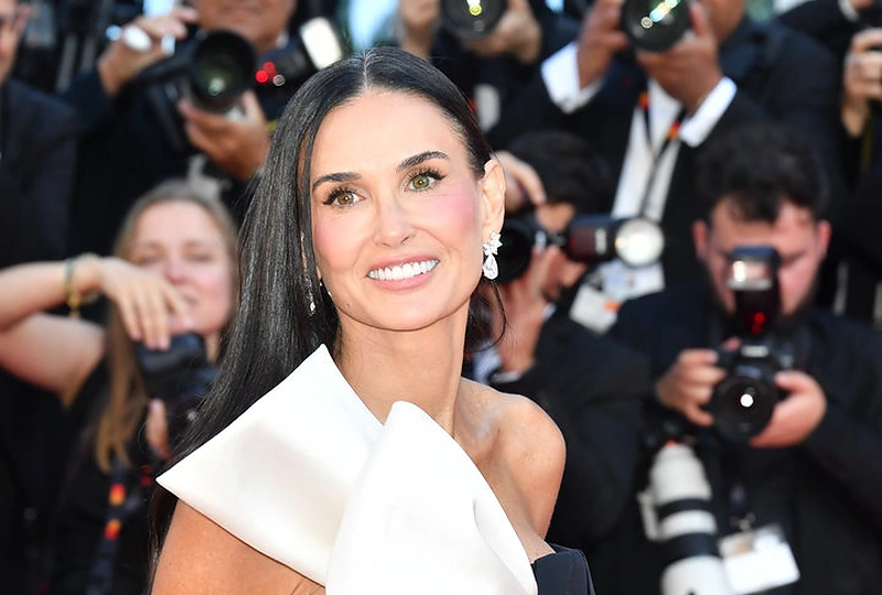 Kanų kino festivalyje Demi Moore ne tik pristatė naująjį filmą, bet ir pavertė Festivalių rūmus, Croisette krantinę ir „Du Cap-Eden-Roc“ viešbutį mados podiumu. Įvaizdį kūrė stilistas Bradas Goreskis, papuošalai – „Chopard“ / Vida Press nuotrauka