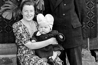 Mažąją Iniją ant rankų laiko mama Genovaitė, šalia – tėvelis Petras Rutkūnas / Asmeninio albumo nuotrauka