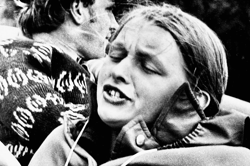 Sustabdyta akimirka dainuojant pakeliui į tautosakos ekspediciją, antrame plane – Jonas Trinkūnas / Asmeninio albumo nuotrauka