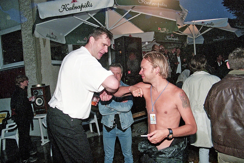 Vyriški žaidimai: festivalio svečiai Arvydas Sabonis ir Martynas Starkus linksminasi renginio užkulisiuose / Kęstučio Vanago („Veidas“) / BNS archyvo nuotrauka