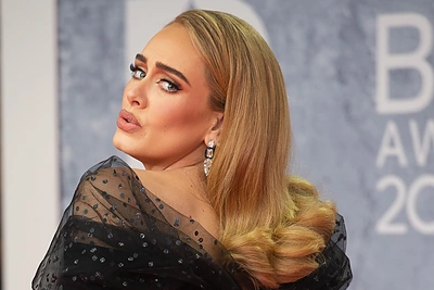 Adele sulaukė aštrių kirčių – kliuvo už Judaškino mados namų suknelę