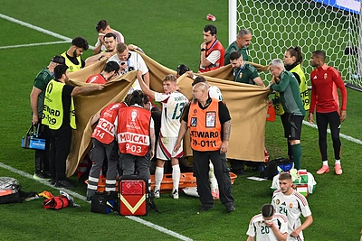 Europos futbolo čempionate – košmariška scena: po susidūrimo futbolininkas krito be sąmonės