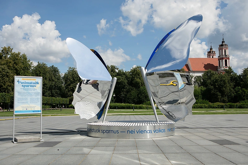 Vaikų globos savaitės pristatymas: Agnės Kuzmickaitės sukurti sparnai Lukiškių aikštėje / Roberto Riabovo / BNS nuotr.