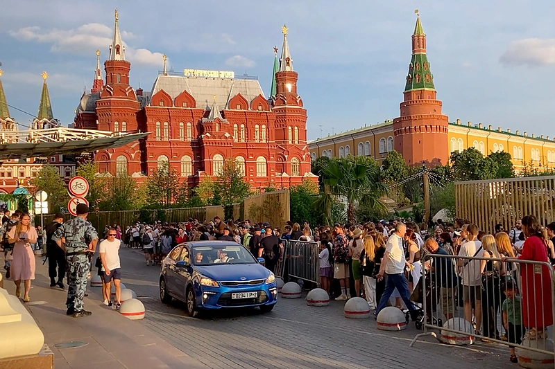 Kanye Westą Maskvoje prie viešbučio pasitiko tūkstančiai gerbėjų / AFP/„Scanpix“ nuotr.