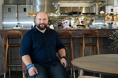 Lyg sėdėtum įsitaisęs namuose prie virtuvės šefo stalo – tokį jausmą „Nineteen18“ restorane nori sukurti Andrius Kubilius / Roberto Riabovo / BNS nuotrauka