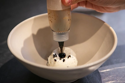 Savo vadovaujamame restorane Andrius Kubilius patiekalus kuria tik iš Lietuvoje ar Baltijos regione užaugintų kokybiškų produktų / Roberto Riabovo / BNS nuotrauka