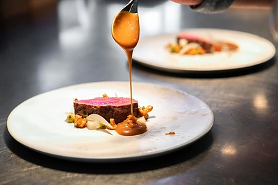 Savo vadovaujamame restorane Andrius Kubilius patiekalus kuria tik iš Lietuvoje ar Baltijos regione užaugintų kokybiškų produktų / Roberto Riabovo / BNS nuotrauka