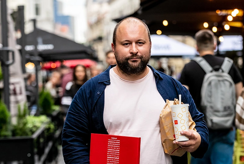 Šis kadras socialiniuose tinkluose sulaukė daug smagių reakcijų: vienoje rankoje – „Michelin“ žvaigždės įvertinimas, kitoje – „McDonald’s“ greitojo maisto rinkinys. Net ir aukštosios kulinarijos meistras ne visada valgo tik atrinktą ir idealiai subalansuotą maistą. Visi mes žmonės... / Vinco Alesiaus nuotrauka