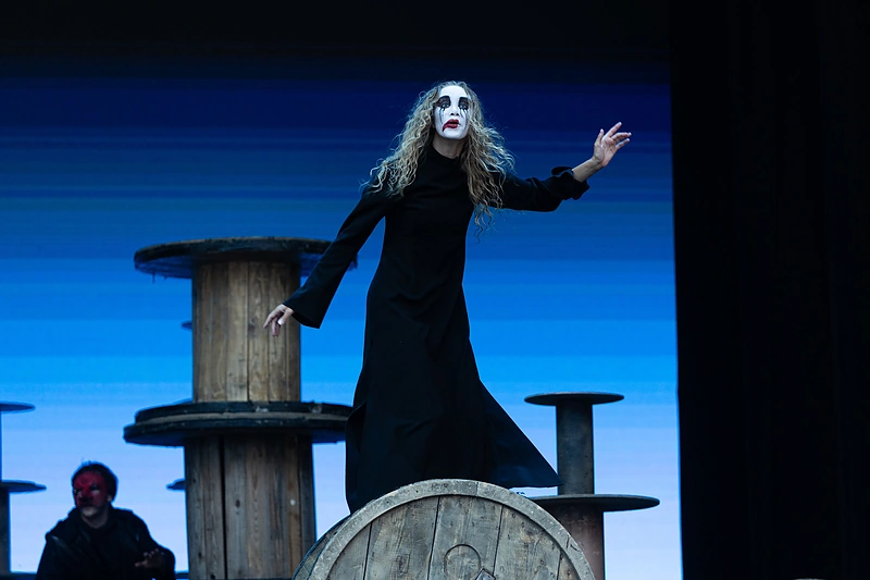 Žiūrovai rinkosi į OKT/Vilniaus miesto teatro spektaklį „Otelas“ festivalyje „Midsummer Vilnius’24“ / Gretos Skaraitienės / BNS nuotr.
