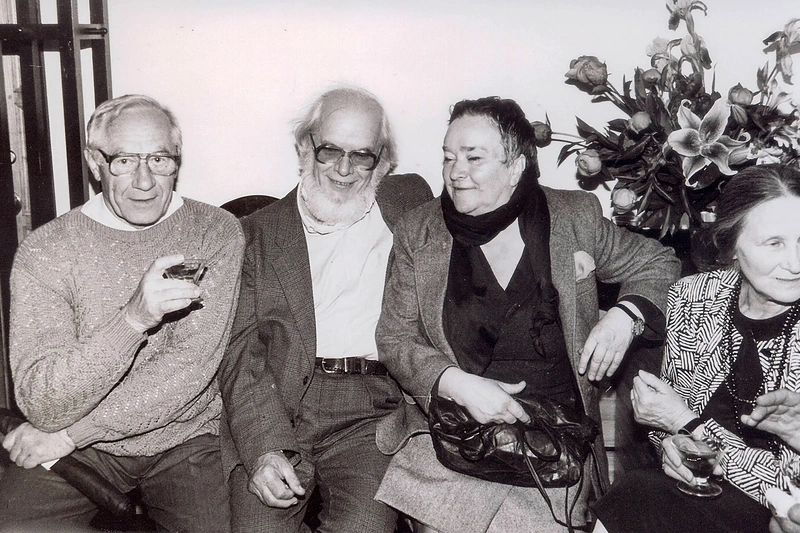 Kazė per pirmosios piešinių parodos atidarymą privačioje „Lietuvos aido“ galerijoje 1994-ųjų birželį tarp artimiausių bičiulių ir dvasinių rėmėjų Marijos ir Vlado Vildžiūnų / Vildžiūnų asmeninio albumo nuotrauka