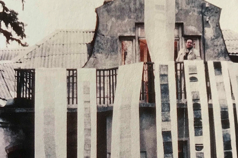 Dar viena instaliacija: Vildžiūnų namą, lyg altorių per bažnytines šventes, Kazė padabino ištapytomis, išpieštomis popieriaus juostomis / Vlado Vildžiūno nuotrauka