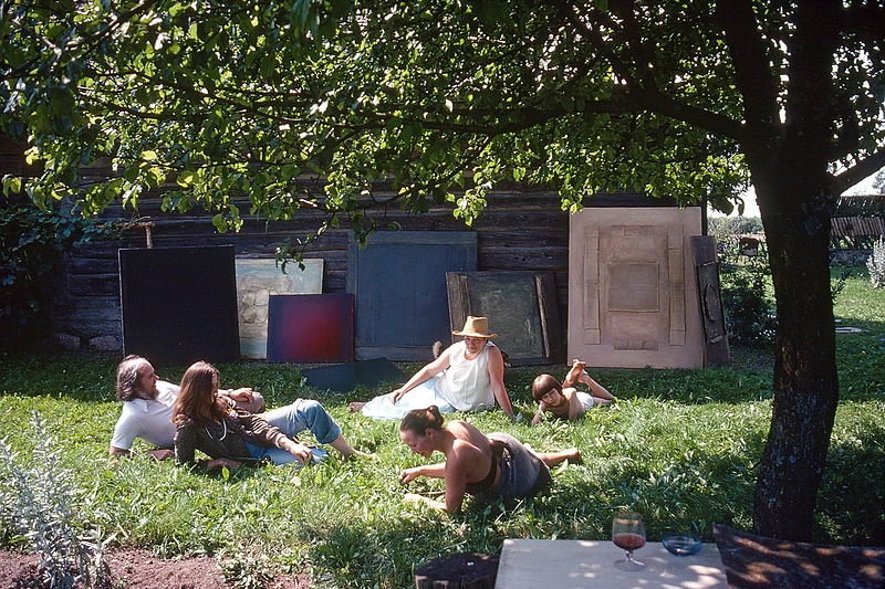 Vildžiūnų šeima svečiuose pas Kazę (su balta suknele) jos gimtojoje Briedžiūnų sodyboje / Vlado Vildžiūno nuotrauka