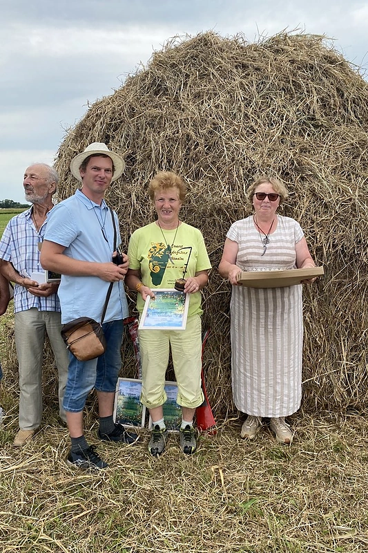 Metų šienpjovė Seda Bukauskienė (viduryje) / Baltijos aplinkos forumo nuotr.