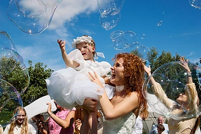 „Šventė buvo nuostabi: daug žaidėme su vaikais, bendravome, mėgavomės gardžiu maistu, šokome, dainavome“, – džiaugiasi Dalia ir Edvinas / Monikos Makarės nuotrauka