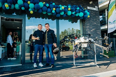 Antanas Petrauskas (kairėje) veiksmo įranga prekiauti pradėjo susirgęs motociklizmo liga, o Mantas Kristijonas Kuliešius sako su dronu filmavęs visur, išskyrus lėktuvo vidų / Tomo Grikinio nuotr.