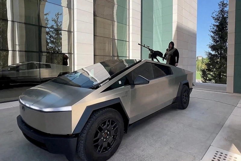 Ramzanas Kadyrovas su „Tesla Cybertruck“ / „Reuters“/„Scanpix“ nuotr.