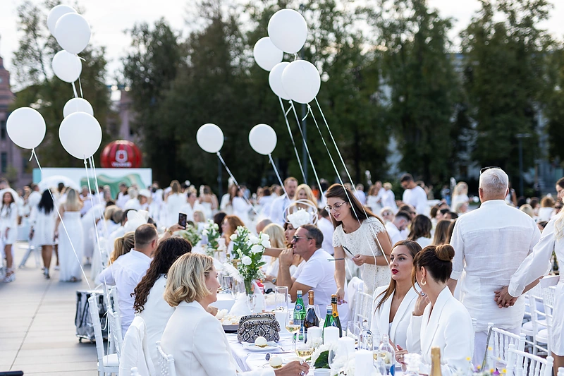 Baltoji vakarienė Vilniuje / Roberto Riabovo / BNS nuotr.